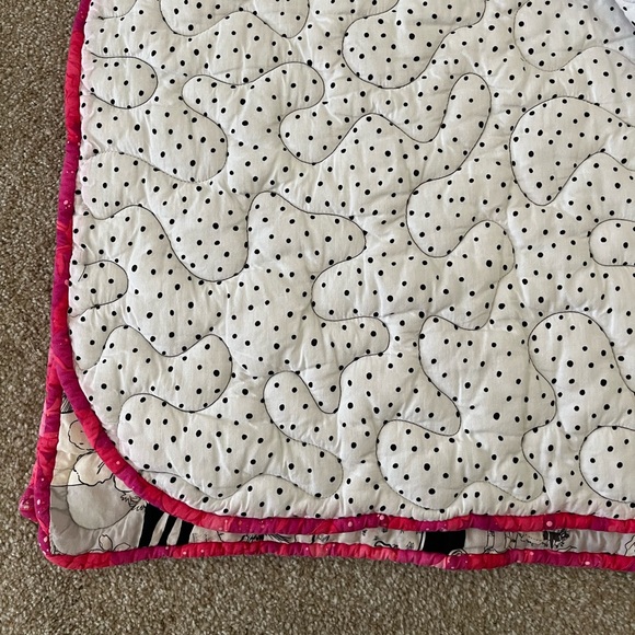 Handmade / Machine-Stitched Black and White Quilt with Models & Hot Pink Border - Picture 4 of 10